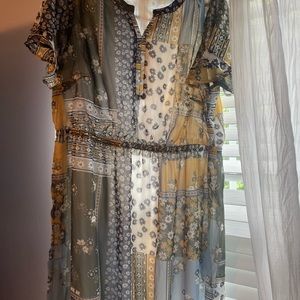 Women's size 2 X pattern dress comes to the knees never been worn